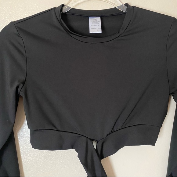 Black Long Sleeve Sport Cut Out Strappy Top in Médium - Picture 7 of 11
